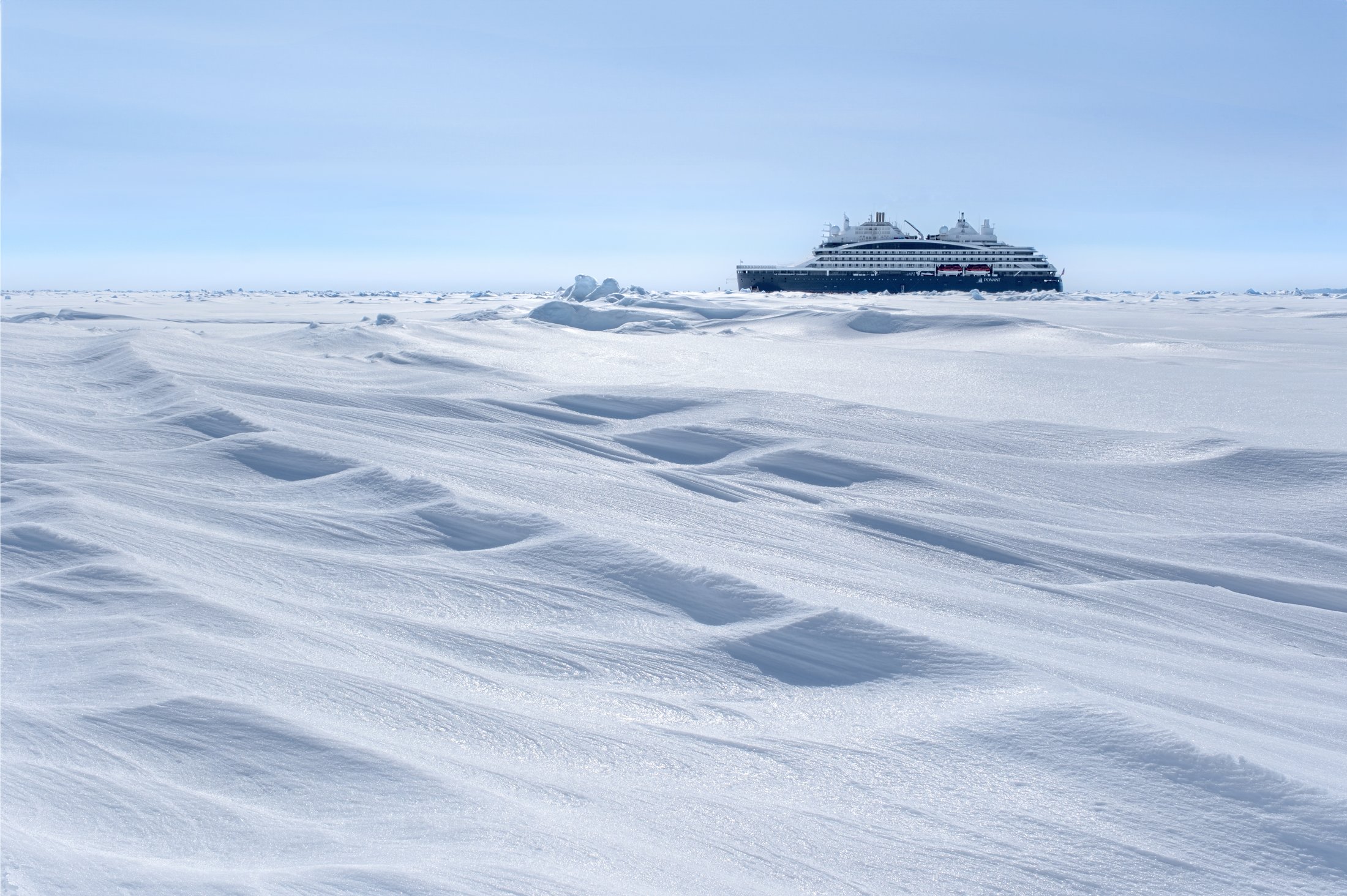 Le Commandant Charcot naviguant dans les glaces